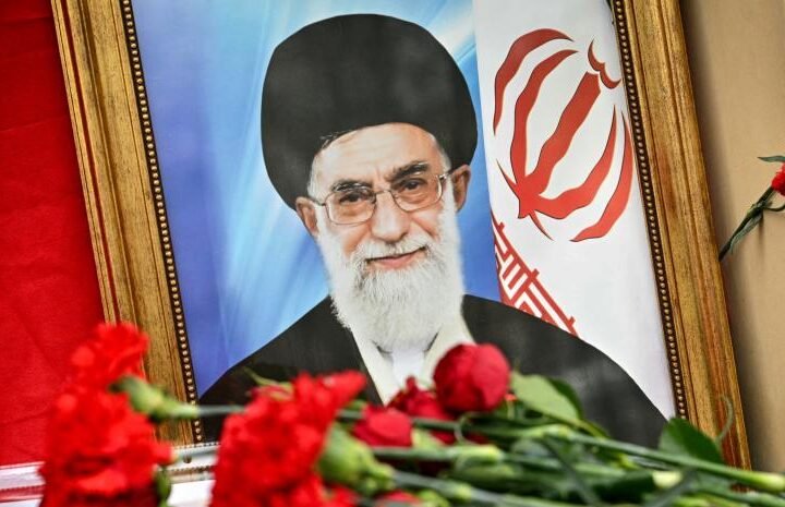 Muere la esposa del exlíder iraní Alí Jamenei