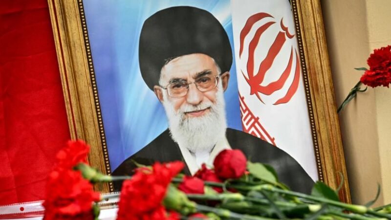 Muere la esposa del exlíder iraní Alí Jamenei