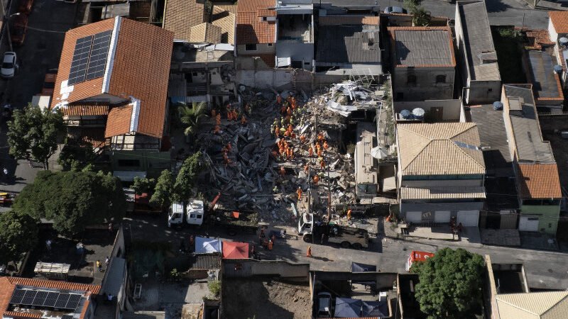 Hogar de ancianos se derrumba dejando ocho muertos y cuatro desaparecidos