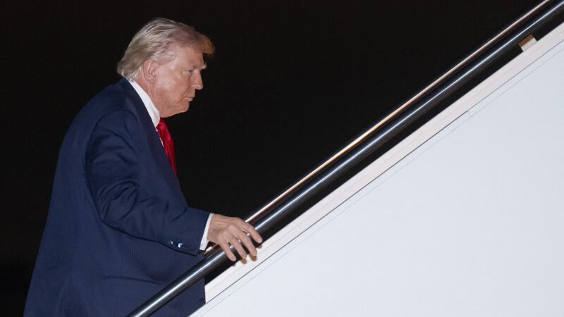 Trump recibe los restos de los seis soldados muertos en la guerra contra Irán