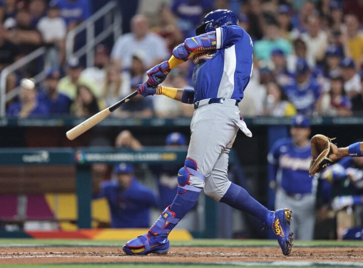 Ronald Acuña batea de 3-3, incluido su primer HR y Venezuela extiende invicto a tres