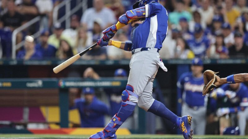 Ronald Acuña batea de 3-3, incluido su primer HR y Venezuela extiende invicto a tres