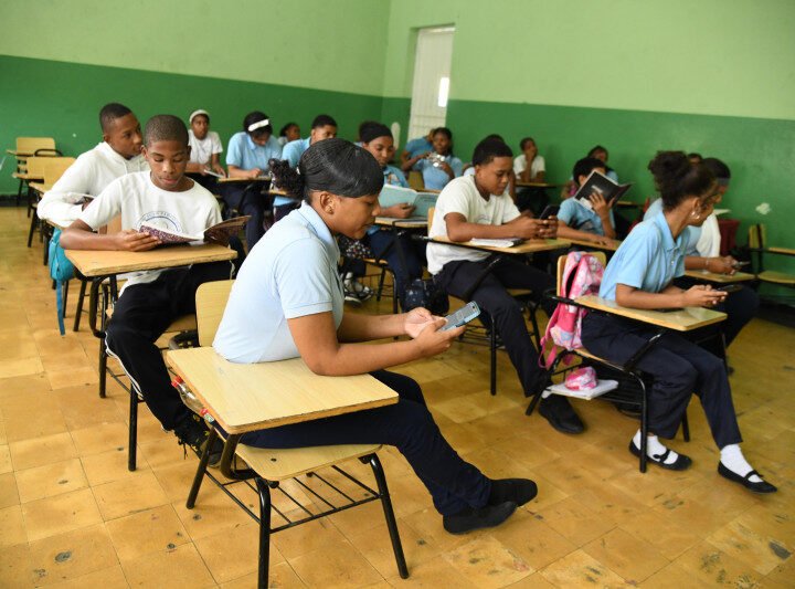 Regular el uso de celulares en las aulas