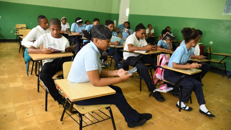 Regular el uso de celulares en las aulas