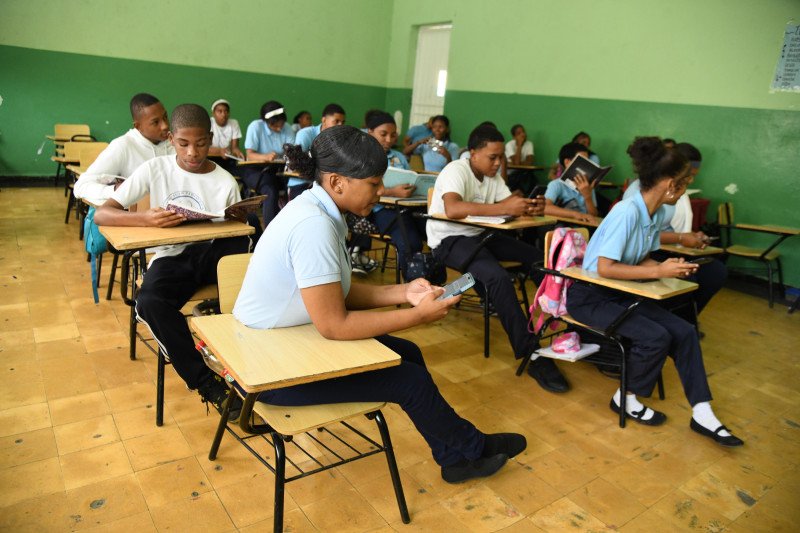 Regular el uso de celulares en las aulas