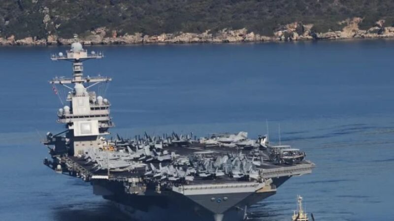El mayor portaaviones de EEUU abandona el mar Rojo tras un incendio