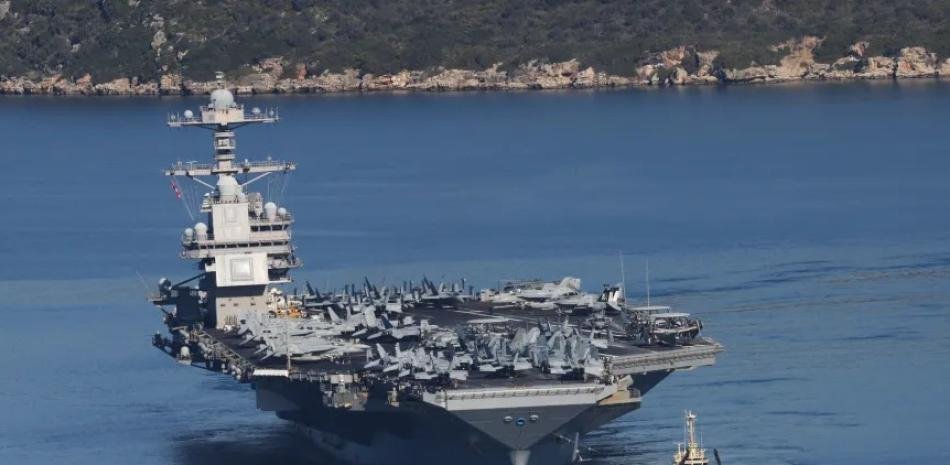 El mayor portaaviones de EEUU abandona el mar Rojo tras un incendio