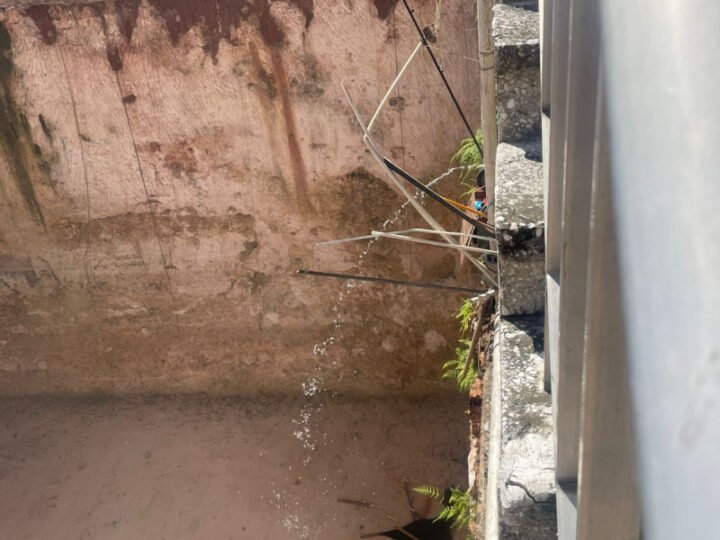 Evacúan familias por posible derrumbe en  la Rómulo Betancourt