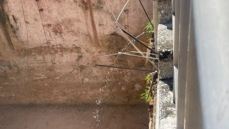 Evacúan familias por posible derrumbe en  la Rómulo Betancourt