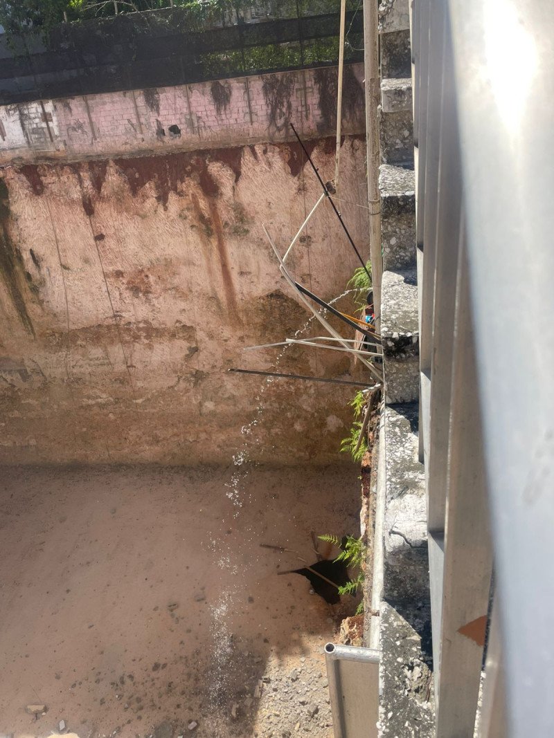 Evacúan familias por posible derrumbe en  la Rómulo Betancourt