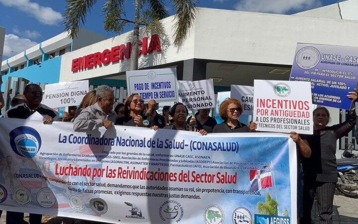 Protestan frente al Robert Reid Cabral en reclamo de reivindicaciones