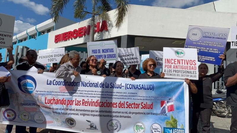 Protestan frente al Robert Reid Cabral en reclamo de reivindicaciones