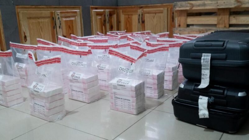 Ocupan alijos de cocaína que llegaron al aeropuerto de Punta Cana desde Medellín