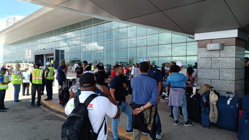 Protestan en el AILA y pidiendo respuestas