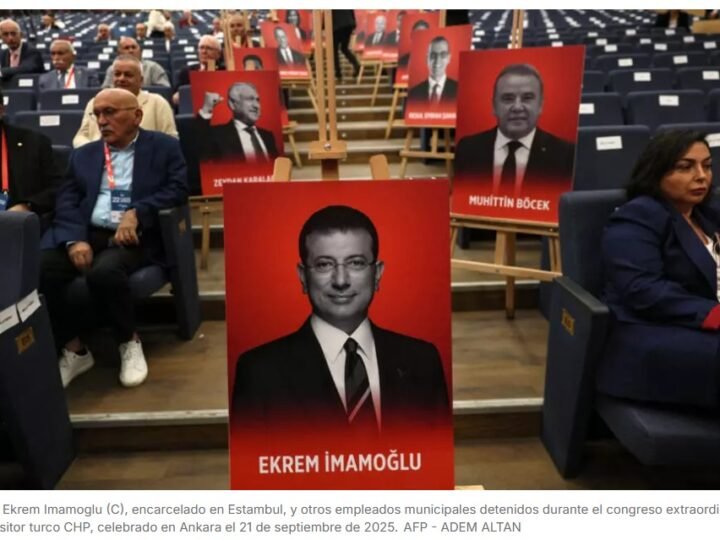 Ekrem Imamoglu, exalcalde de Estambul y rival de Erdogan, se sienta en el banquillo