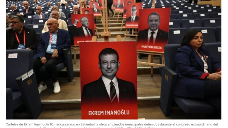 Ekrem Imamoglu, exalcalde de Estambul y rival de Erdogan, se sienta en el banquillo