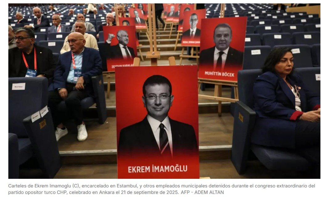 Ekrem Imamoglu, exalcalde de Estambul y rival de Erdogan, se sienta en el banquillo