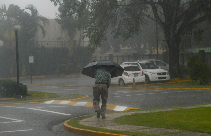 Continuarán los fuertes aguaceros generando tronadas esta tarde