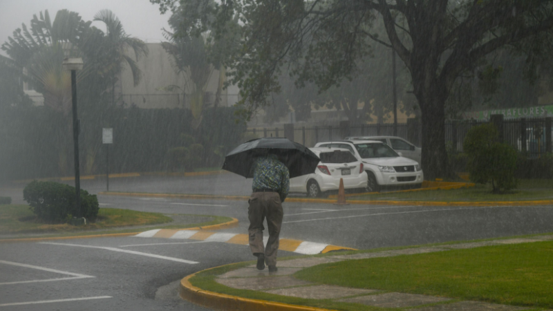 Continuarán los fuertes aguaceros generando tronadas esta tarde