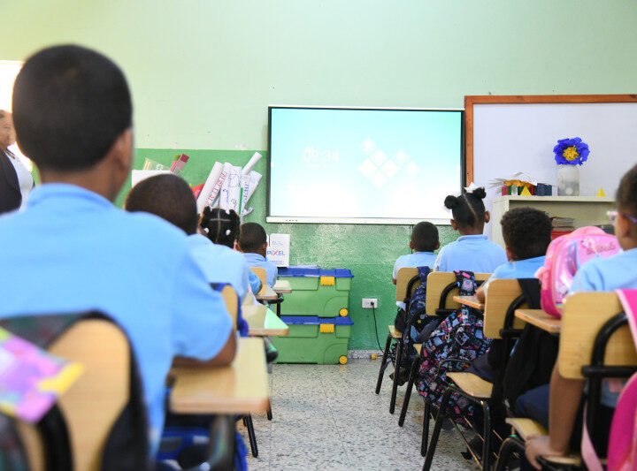 Reanudan clases este viernes en el país