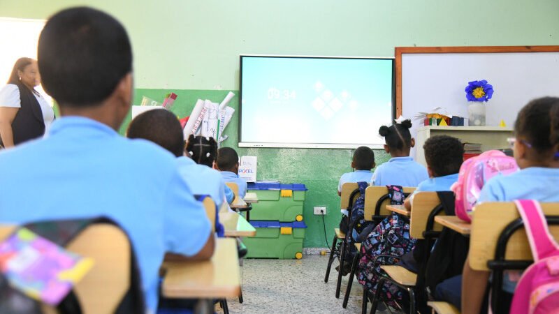 Reanudan clases este viernes en el país