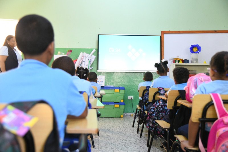 Reanudan clases este viernes en el país