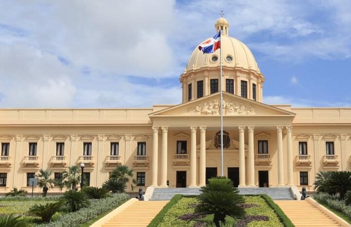 Abinader promulga ley que elimina candidaturas independientes