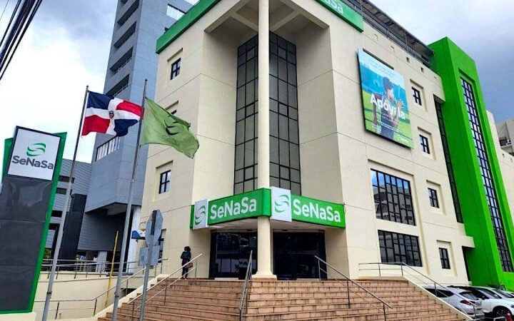 Arrestan a exauxiliar de autorizaciones médicas de Senasa intentando salir del país