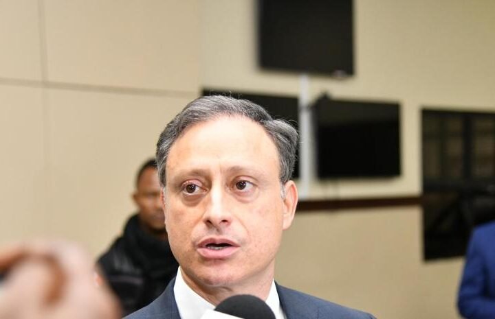 Otorgan permiso de salida a Jean Alain por motivos de salud