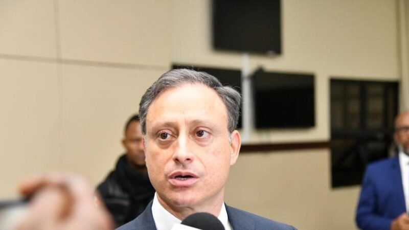 Otorgan permiso de salida a Jean Alain por motivos de salud