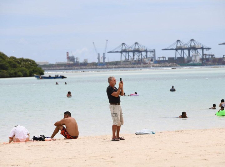 Boca Chica recibe bañistas en un Jueves Santo marcado por un clima gris