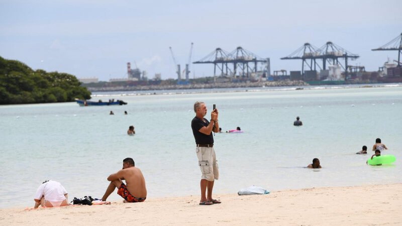 Boca Chica recibe bañistas en un Jueves Santo marcado por un clima gris