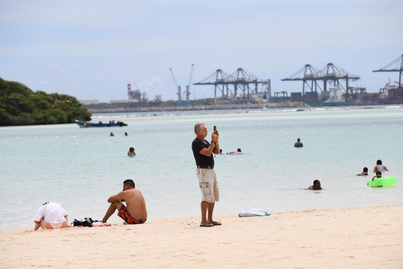 Boca Chica recibe bañistas en un Jueves Santo marcado por un clima gris