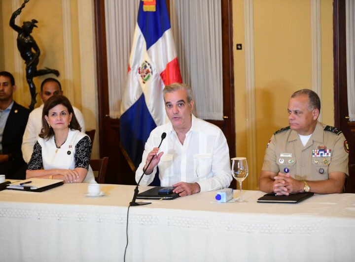 Abinader pide a la población alejarse de ríos y costas