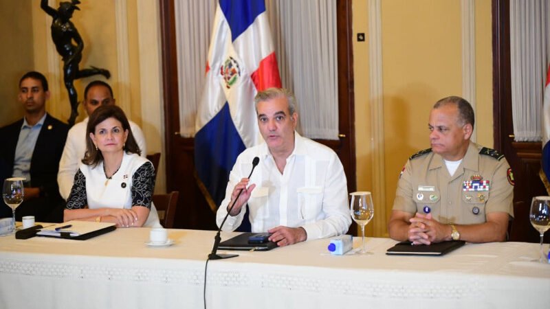 Abinader pide a la población alejarse de ríos y costas