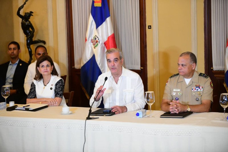 Abinader pide a la población alejarse de ríos y costas