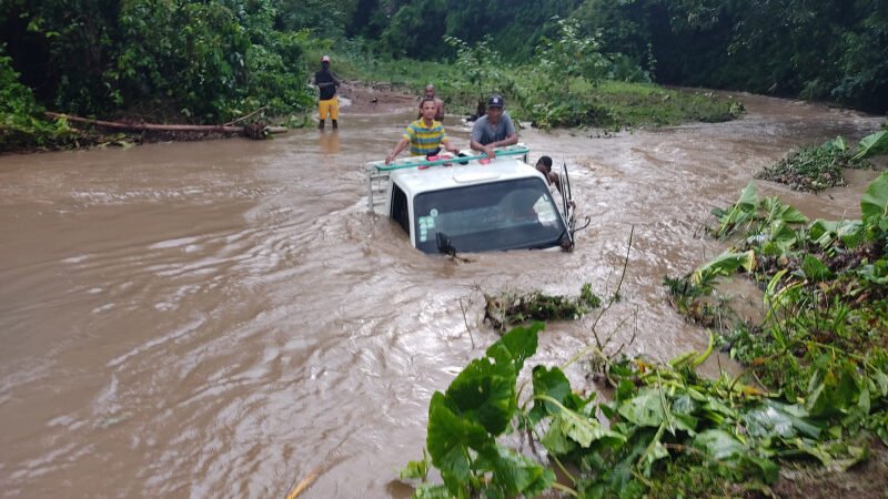 Llamado del COE  a los padres para que dejen sus hijos cruzar ríos y cañadas