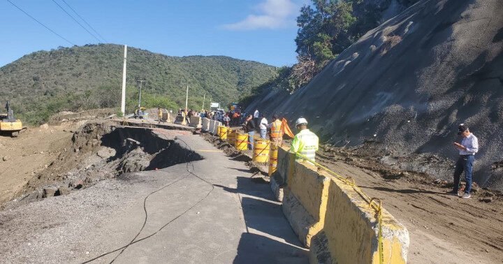 Incomunicada terrestre  socavón en carretera de San José de Ocoae