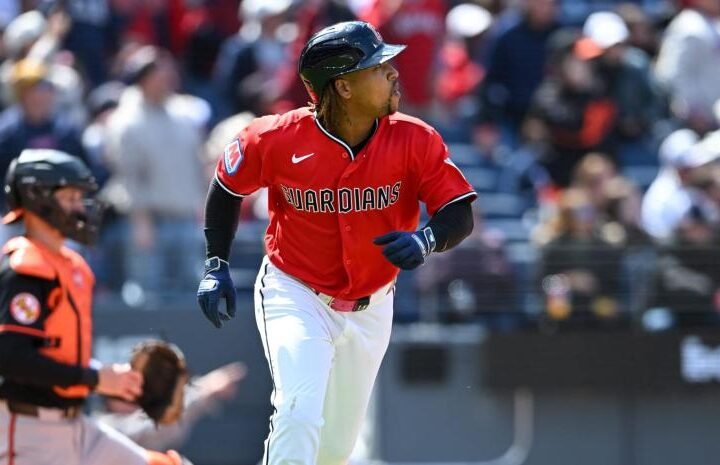 José Ramírez dispara dos jonrones y sigue alcanzando marcas para los Guardianes