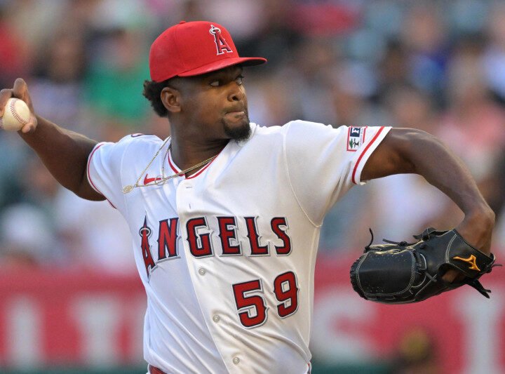 José Soriano vuelve a dominar y Angelinos derrotan a Toronto