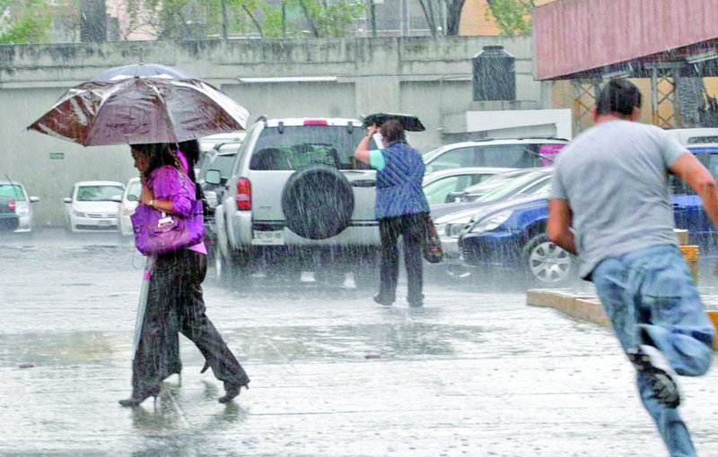 Lluvias y advertencias por oleaje peligroso este jueves