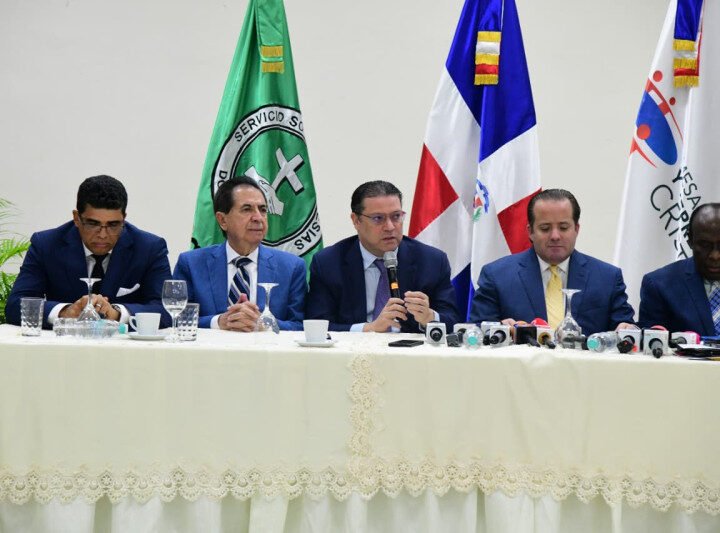 El gobierno asegura estar sobrepasando muchas vicisitudes ante crisis económica