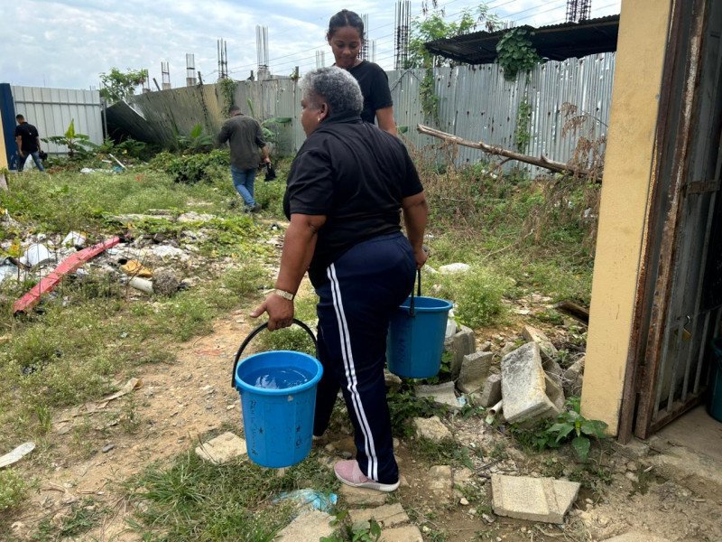 Estudiantes en Los Girasoles hacen sus necesidades fisiológicas en otro lugar