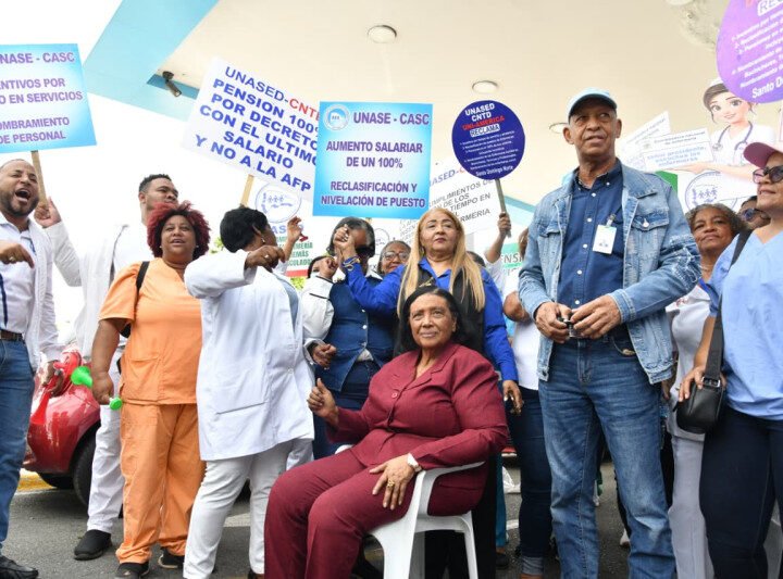 Plantón de enfermeras por 24 horas en busca de reivindicaciones