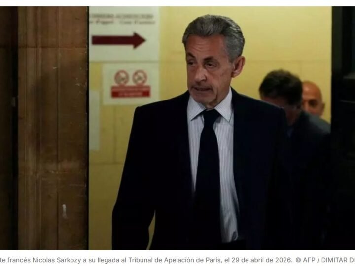 Sarkozy contradice a excolaborador en juicio sobre financiamiento libio de su campaña