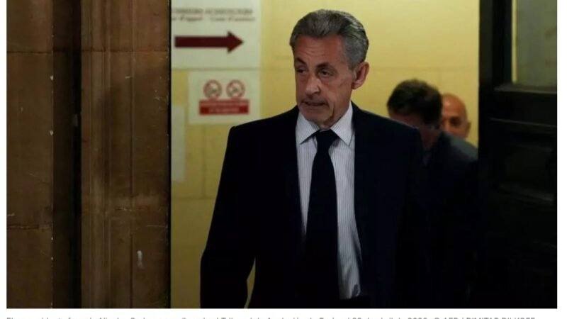 Sarkozy contradice a excolaborador en juicio sobre financiamiento libio de su campaña