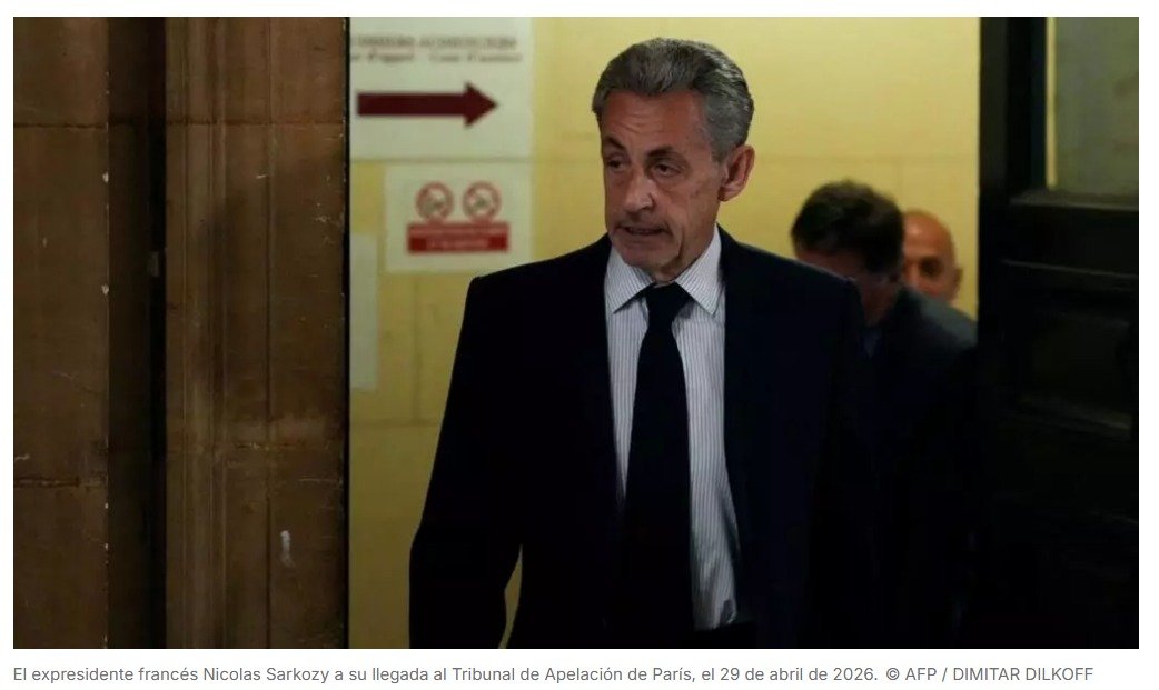Sarkozy contradice a excolaborador en juicio sobre financiamiento libio de su campaña
