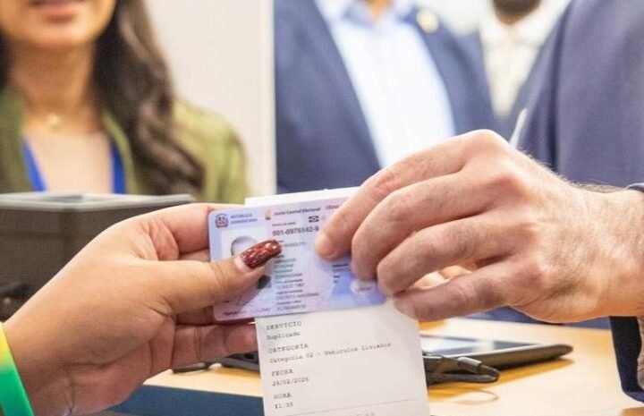Presidente aumentará vigencia de licencias de conducir mayores de 65 años