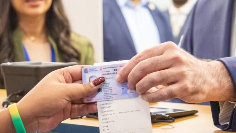 Presidente aumentará vigencia de licencias de conducir mayores de 65 años