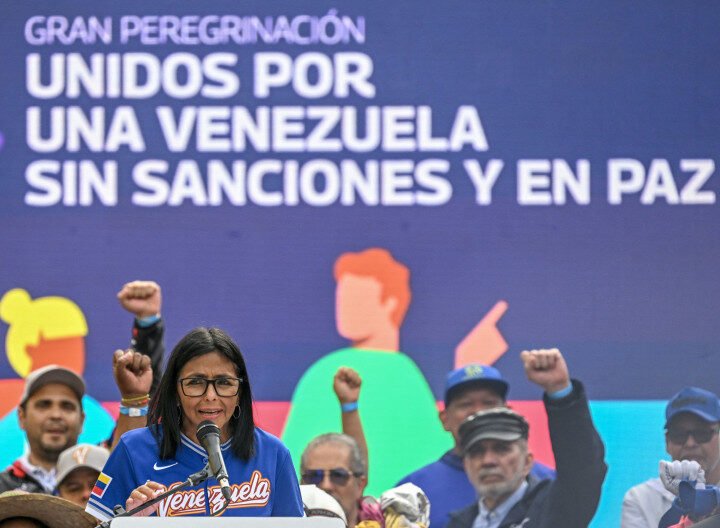 Venezuela aumenta salarios de 26% a 240 dólares mensuales